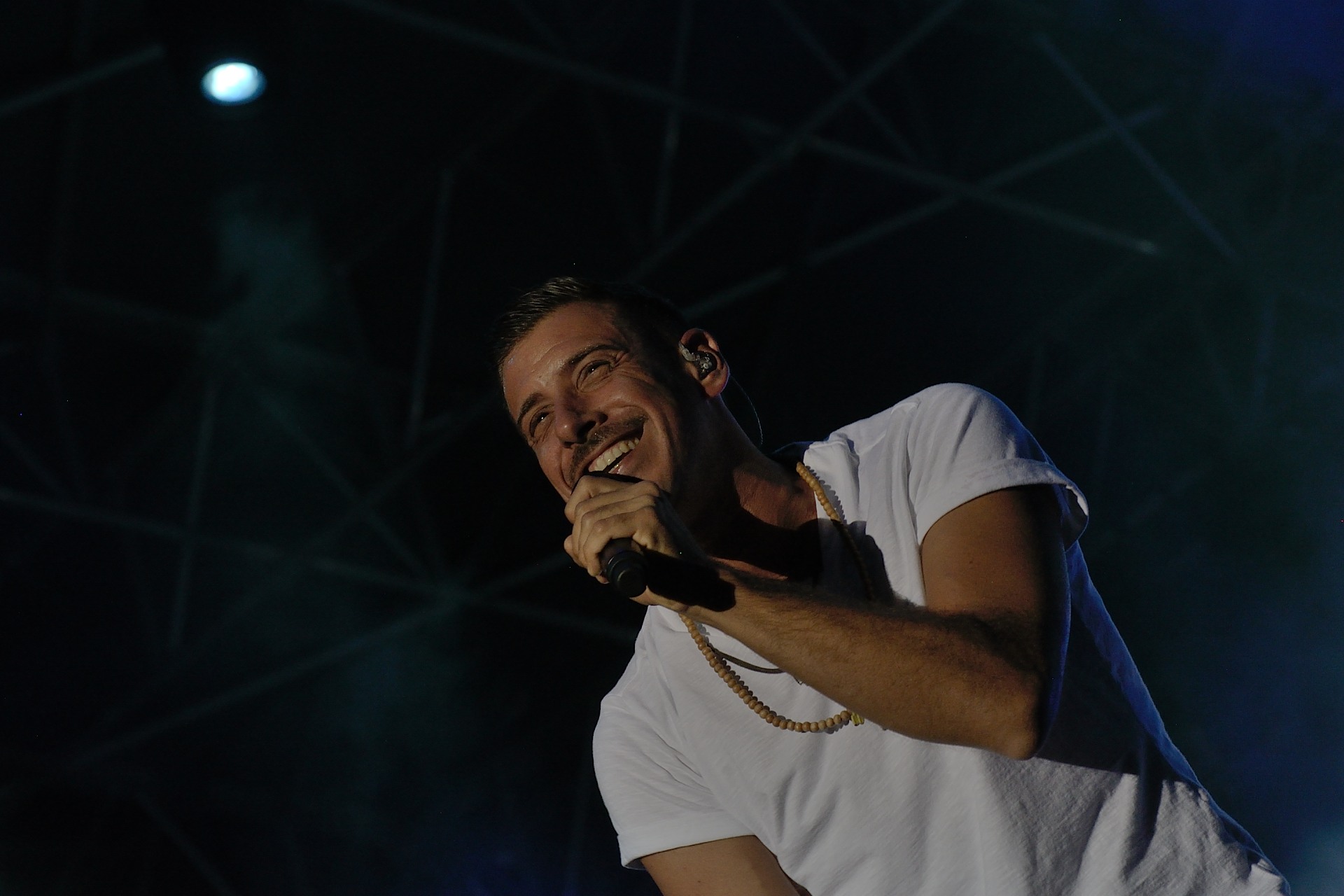 Due sold out per Francesco Gabbani: il pubblico di Villa Bertelli in estasi