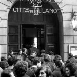 Coda davanti al Piccolo Teatro per Vita di Galileo di Brecht, 1963, Foto Archivio Piccolo Teatro