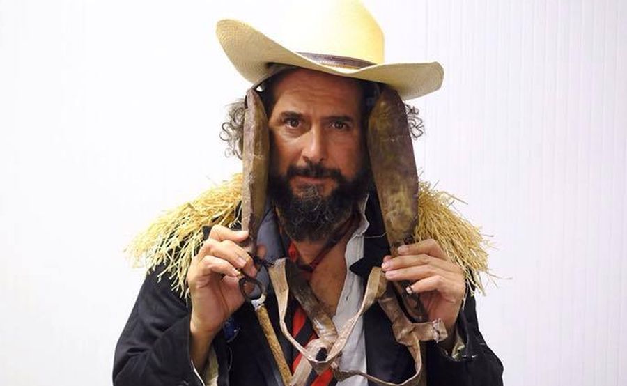 Vinicio Capossela a Forte dei Marmi, tra fiati, violini e ottoni dell’Orchestra Toscanini